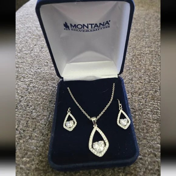 Montana Silversmiths Ladies Cradled Heart Jewelry Set Necklace JS3032 - Picture 1 of 3